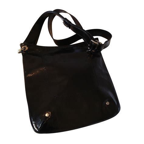 grand sac noir faux vernis bandoulière traversant